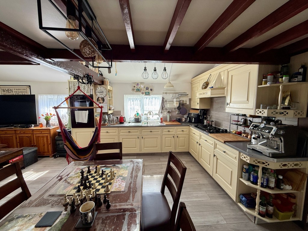 Lot: 80 - EQUESTRIAN FACILITY - INDOOR MANÈGE, STABLES, PADDOCKS AND ACCOMMODATION - Flat one - Kitchen/dining room